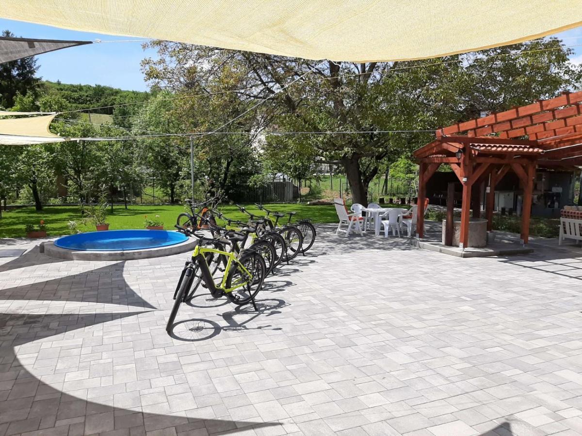 E-Tekergok Haza Hotel Bukkzserc ภายนอก รูปภาพ