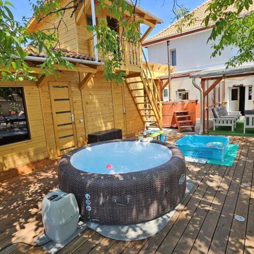 E-Tekergok Haza Hotel Bukkzserc ภายนอก รูปภาพ
